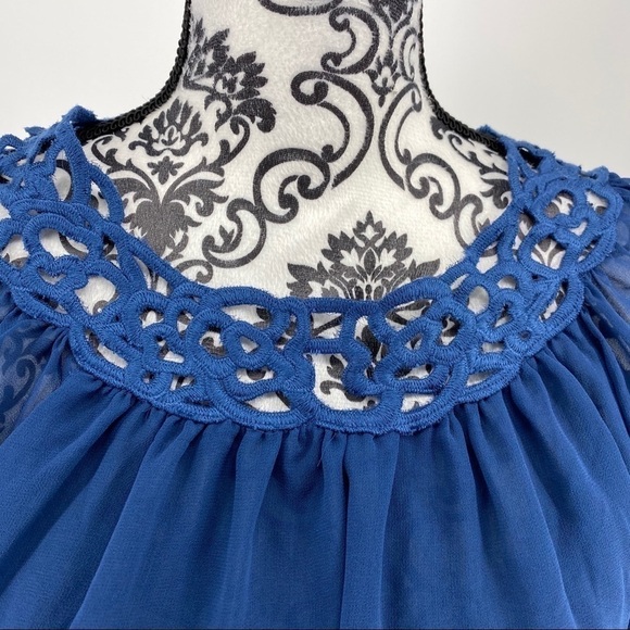 Robbi & Nikki blue crochet trim flutter sleeve top lightweight summer Flowy - Picture 6 of 10